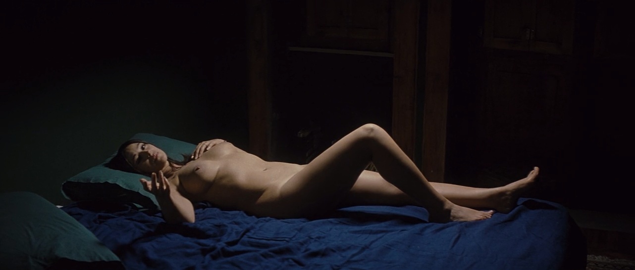 Monica Bellucci legs