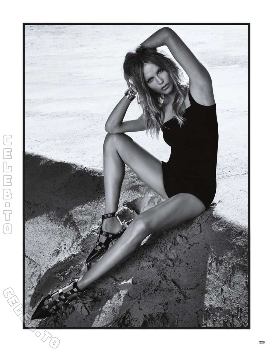 Natasha Poly hands