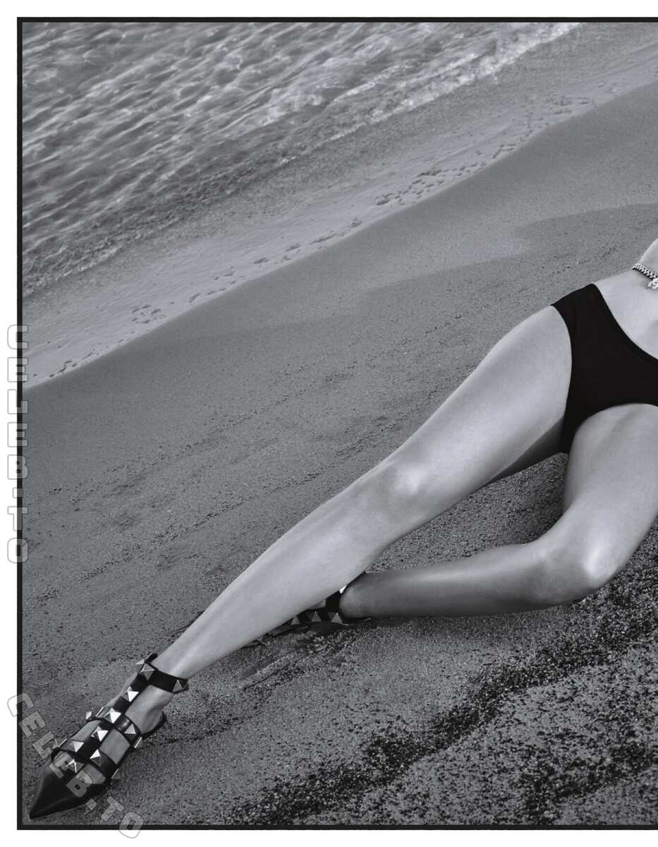 Natasha Poly hands