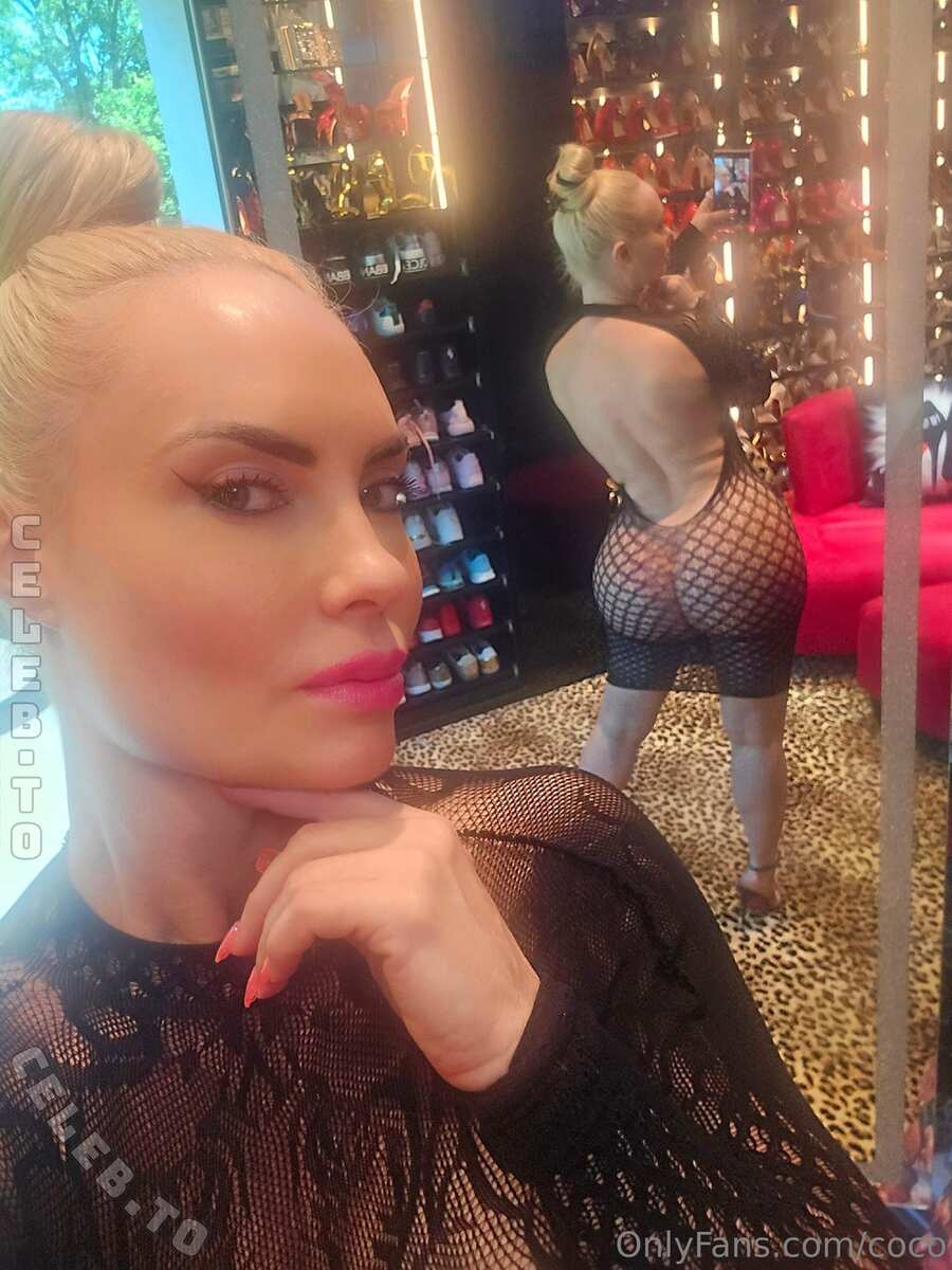 Nicole “Coco” Austin butts