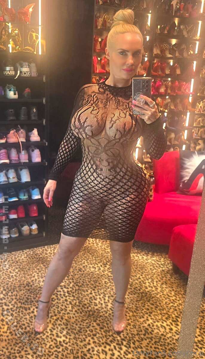 Nicole “Coco” Austin butts