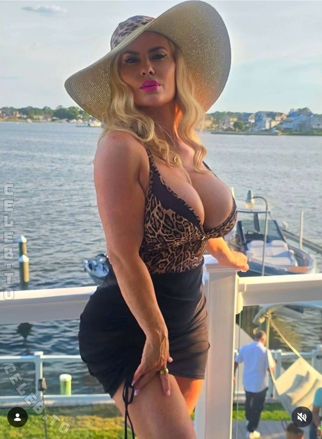 Nicole “Coco” Austin hands