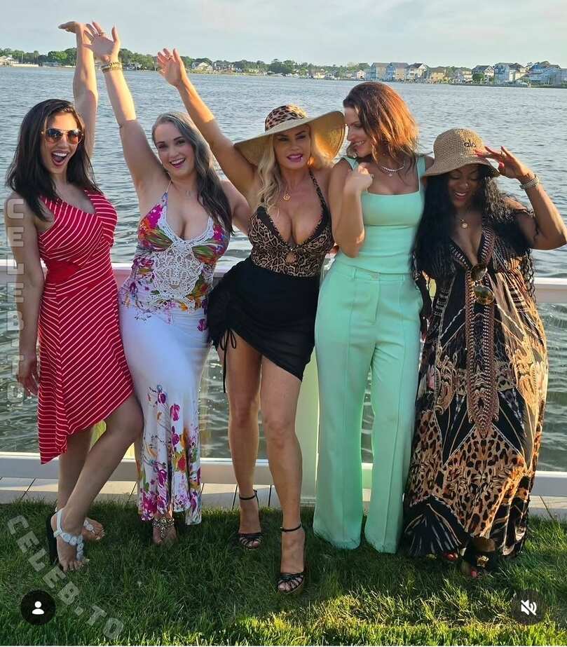 Nicole “Coco” Austin hands