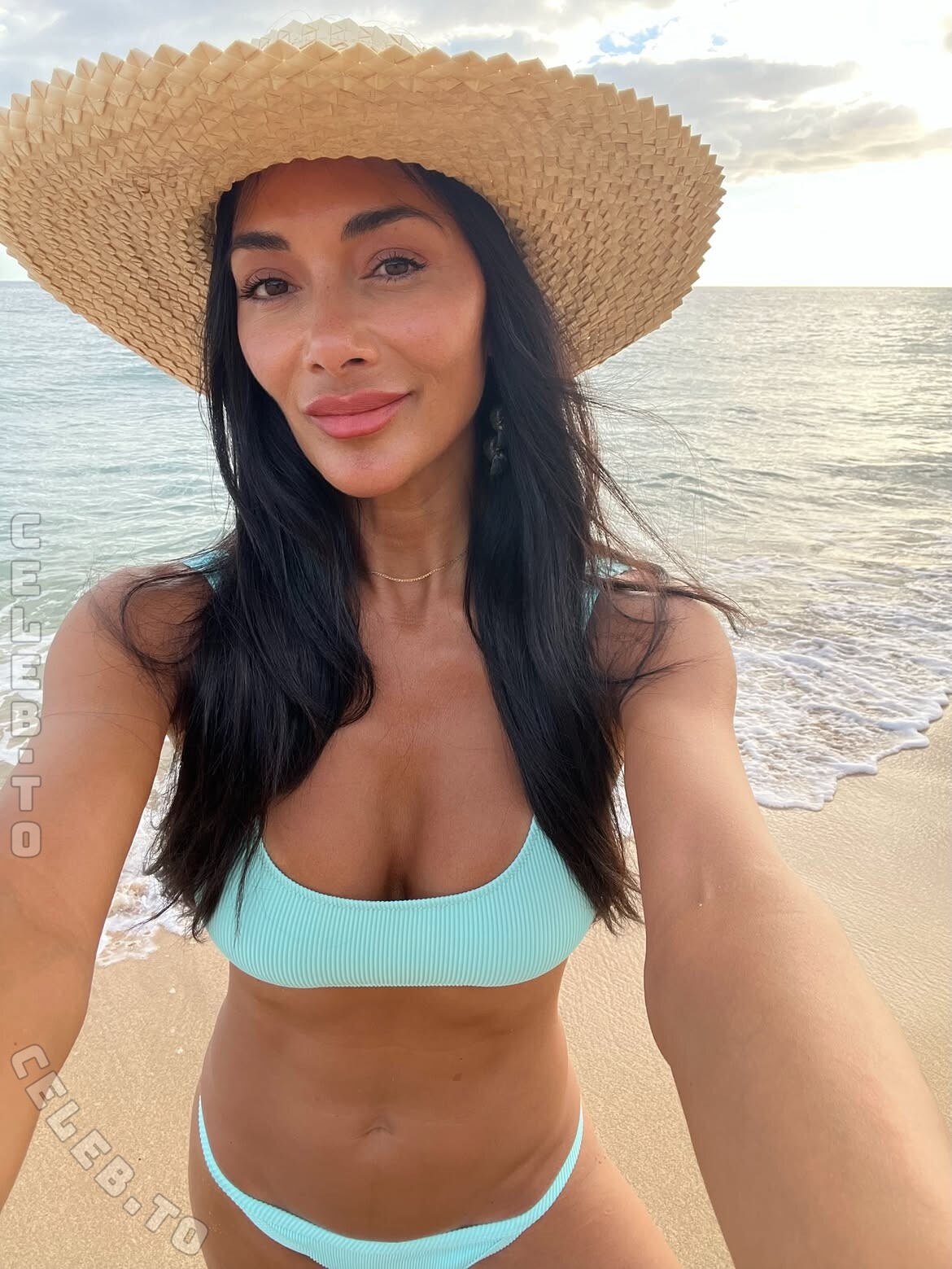 Nicole Scherzinger hands