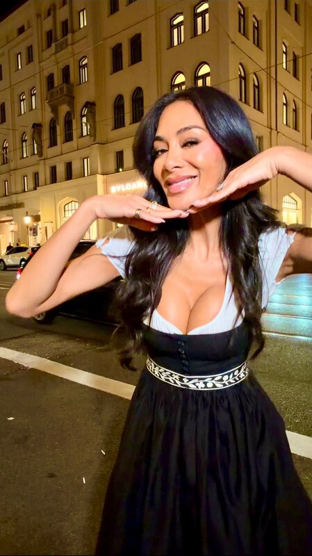 Nicole Scherzinger hands