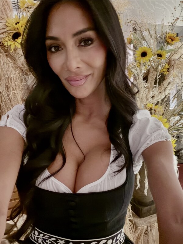 Nicole Scherzinger hands