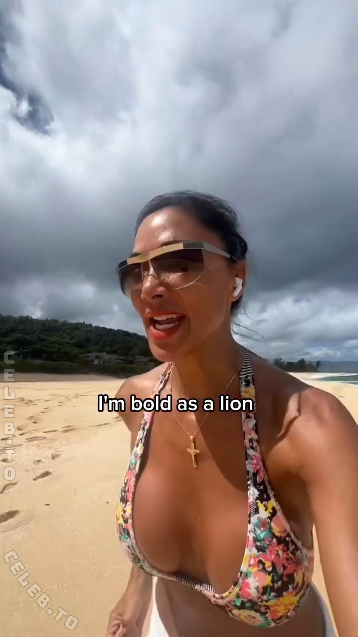 Nicole Scherzinger hands