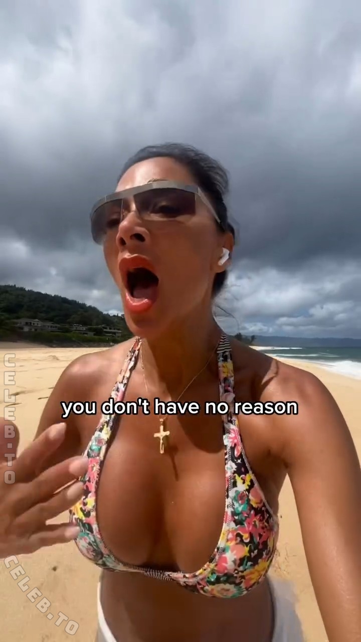 Nicole Scherzinger hands