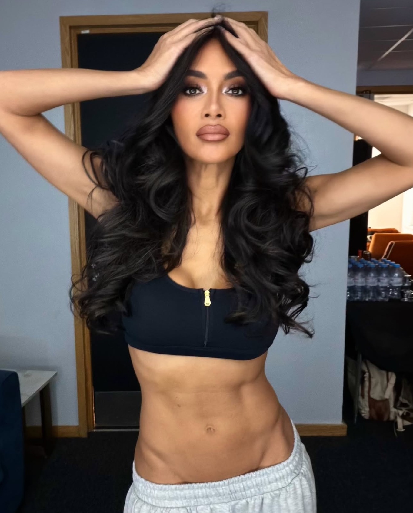 Nicole Scherzinger hands
