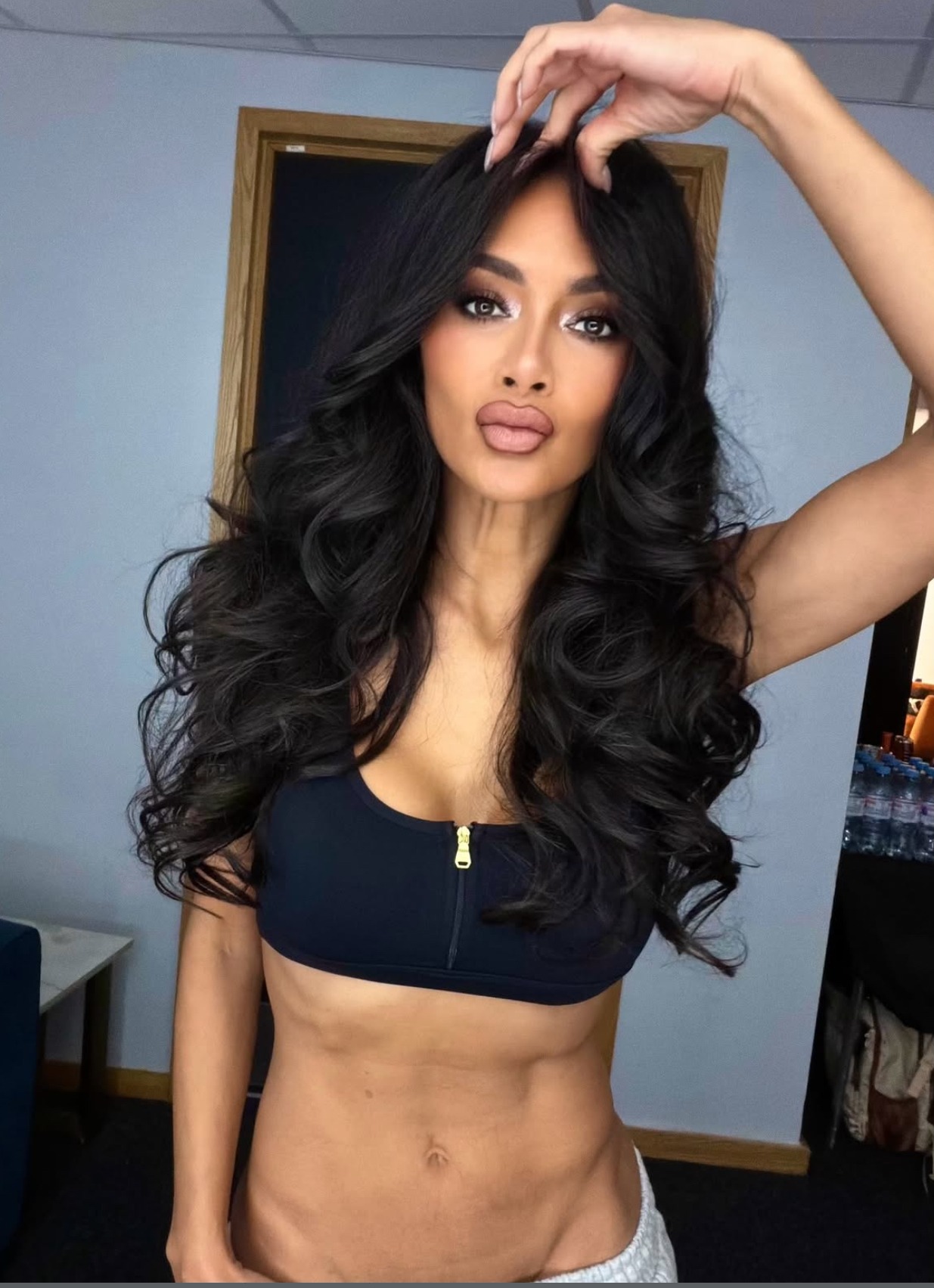 Nicole Scherzinger hands