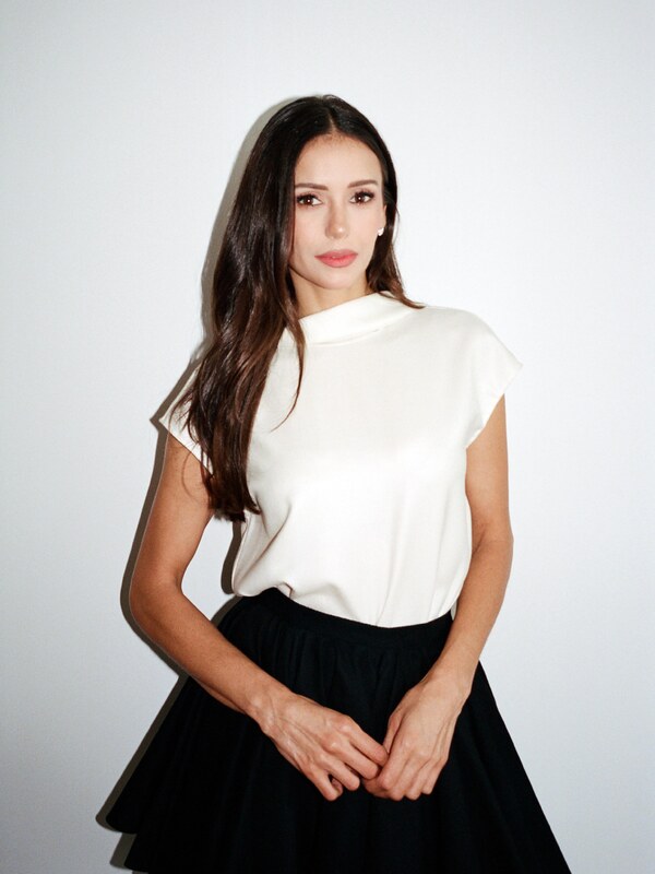 Nina Dobrev hands