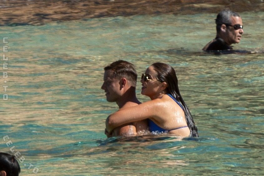 Olivia Culpo hands