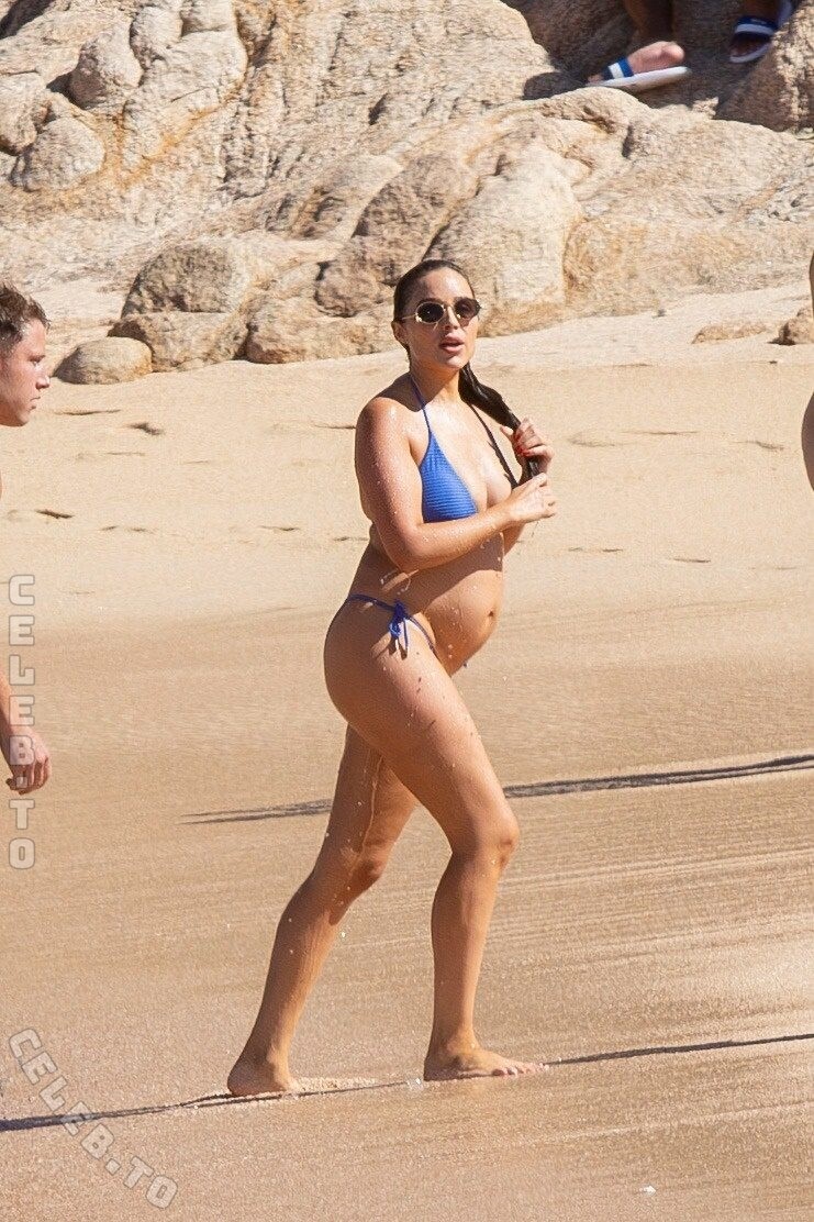 Olivia Culpo hands