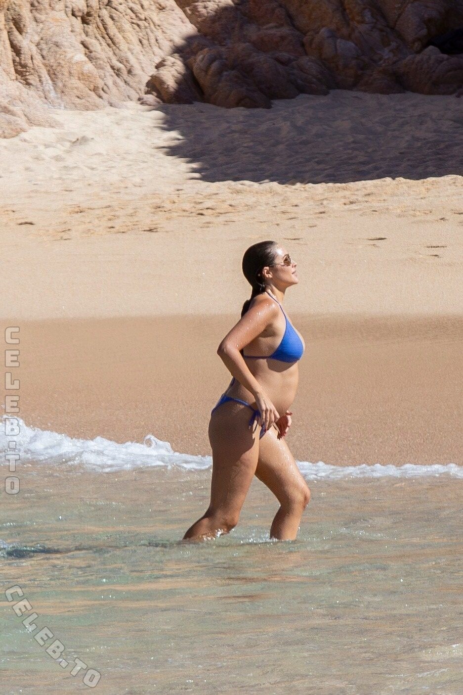 Olivia Culpo hands