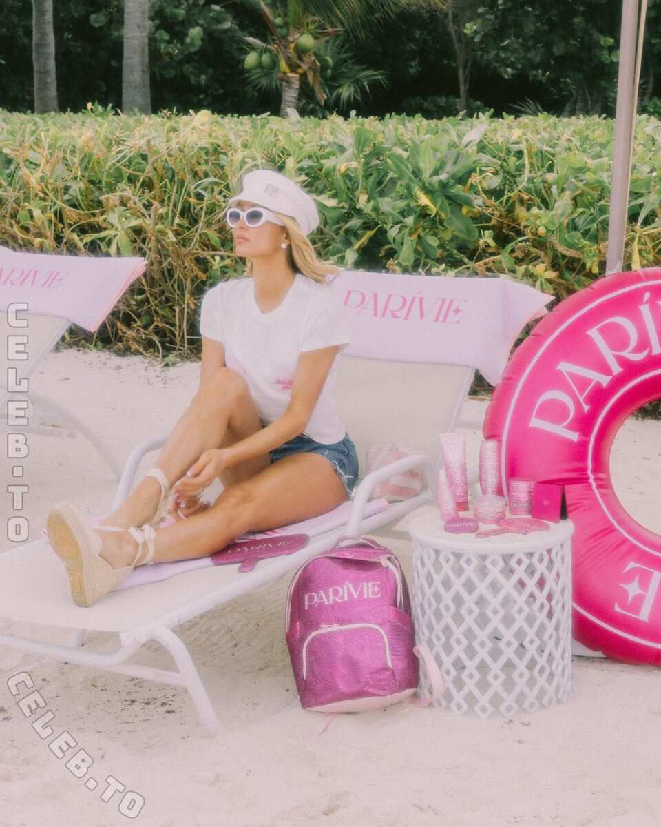 Paris Hilton legs