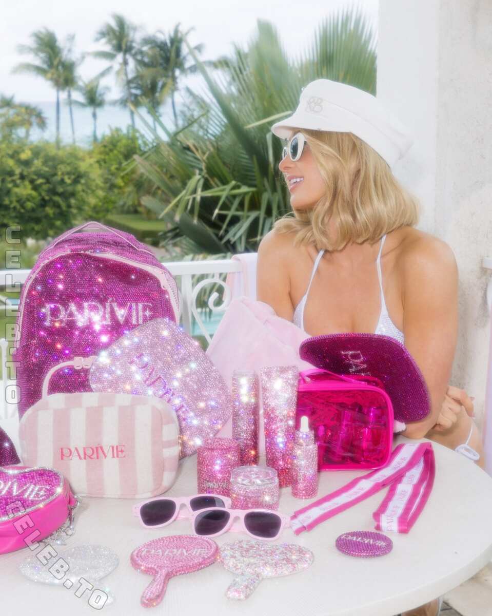 Paris Hilton legs