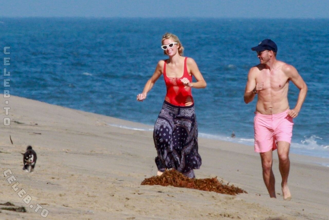 Paris Hilton hands