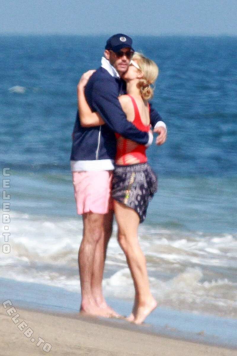 Paris Hilton hands