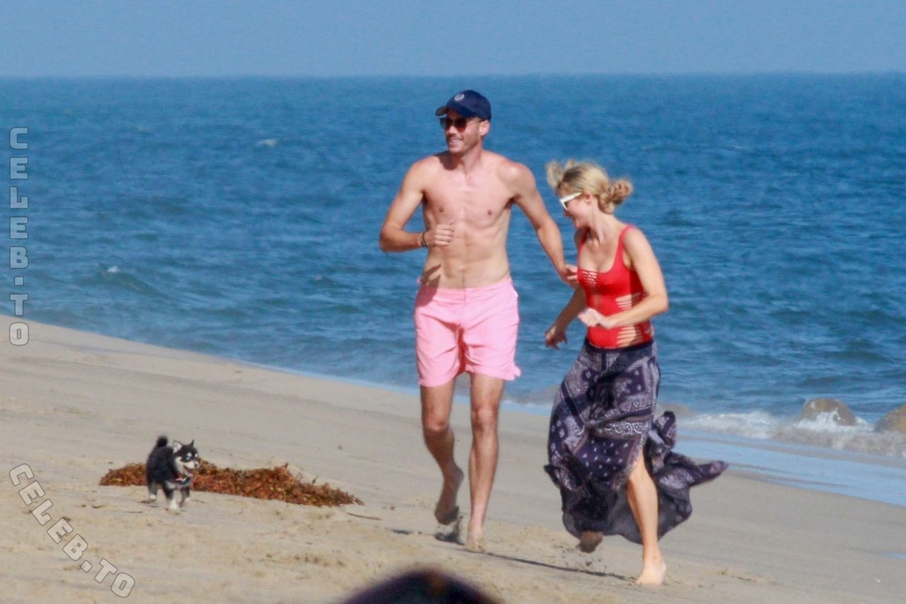 Paris Hilton hands