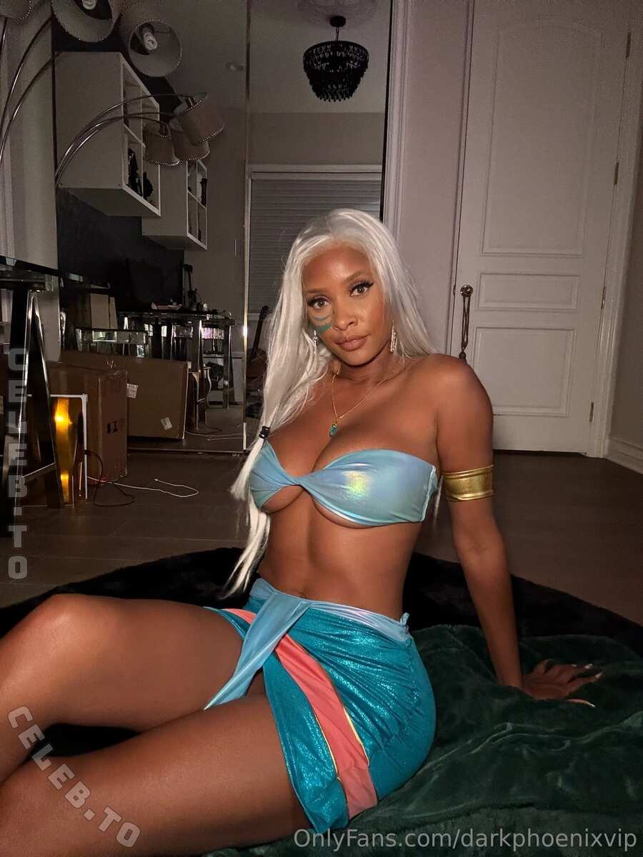 Phoenix Skye hands