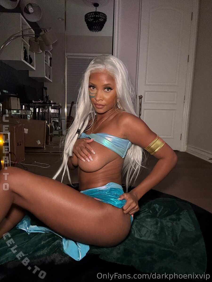 Phoenix Skye hands