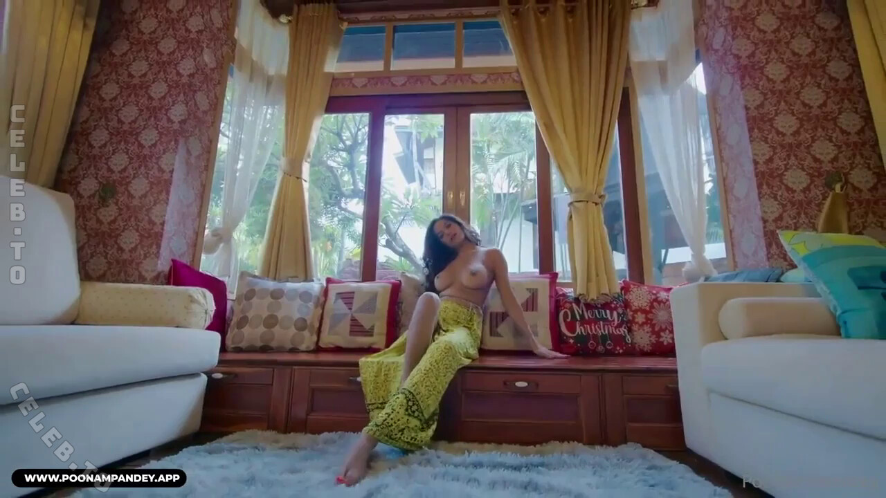 Poonam Pandey legs