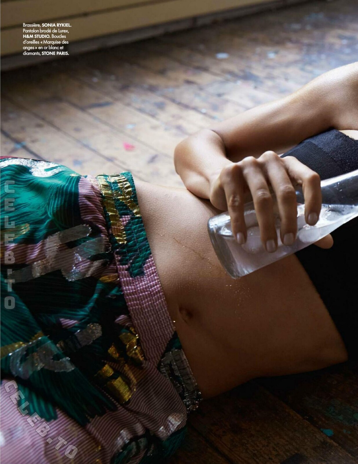 Raica Oliveira hands