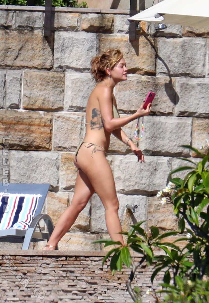 Rita Ora butts