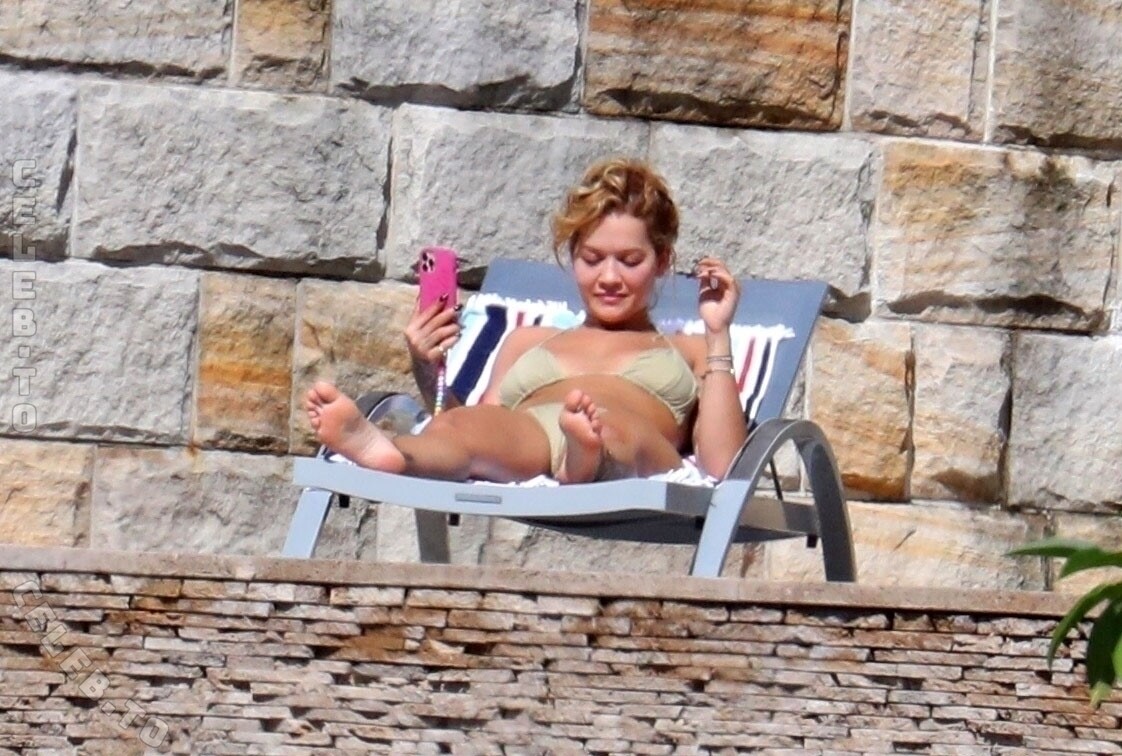 Rita Ora butts