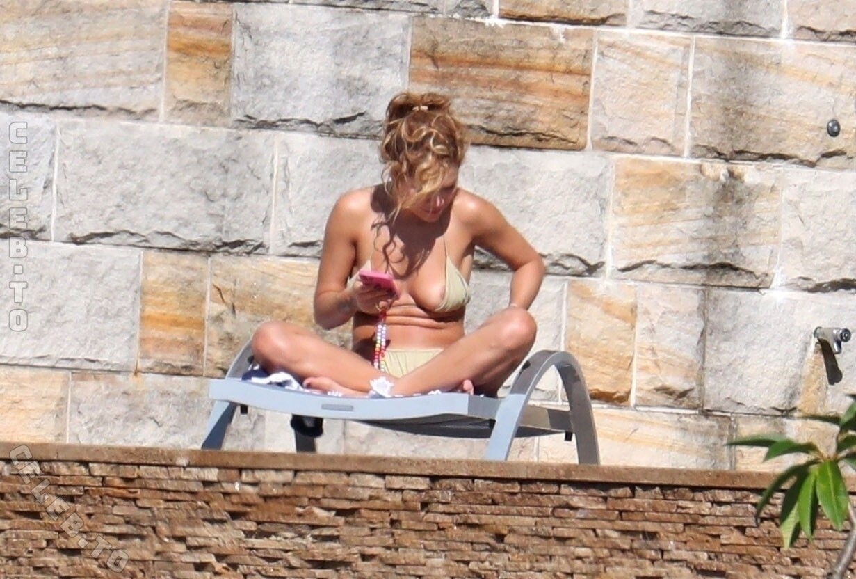 Rita Ora butts