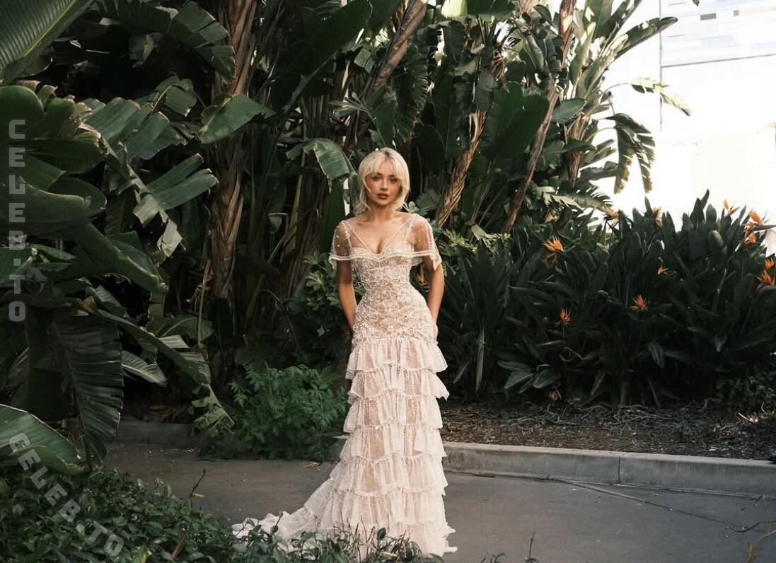 Sabrina Carpenter Hot (15 Photos)
