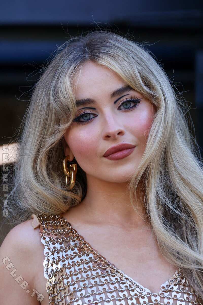 Sabrina Carpenter Hot (15 Photos)