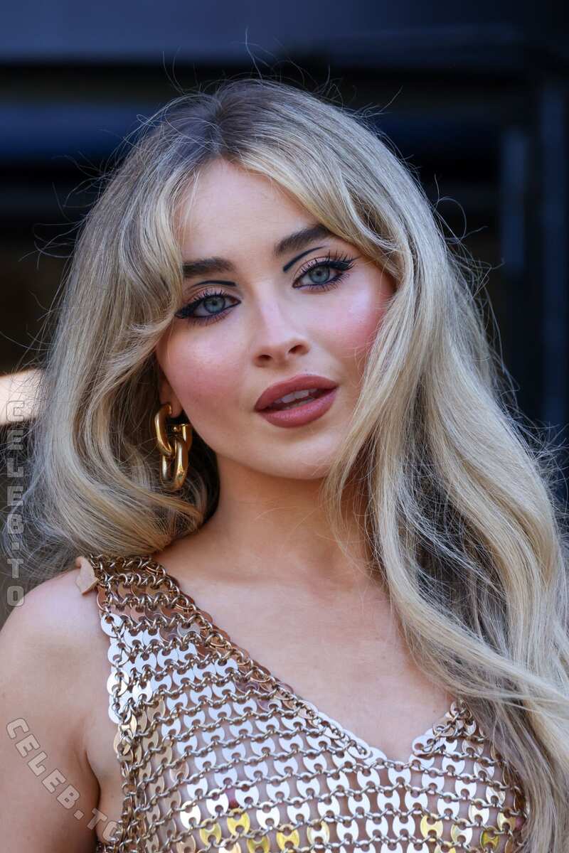 Sabrina Carpenter Hot (15 Photos)