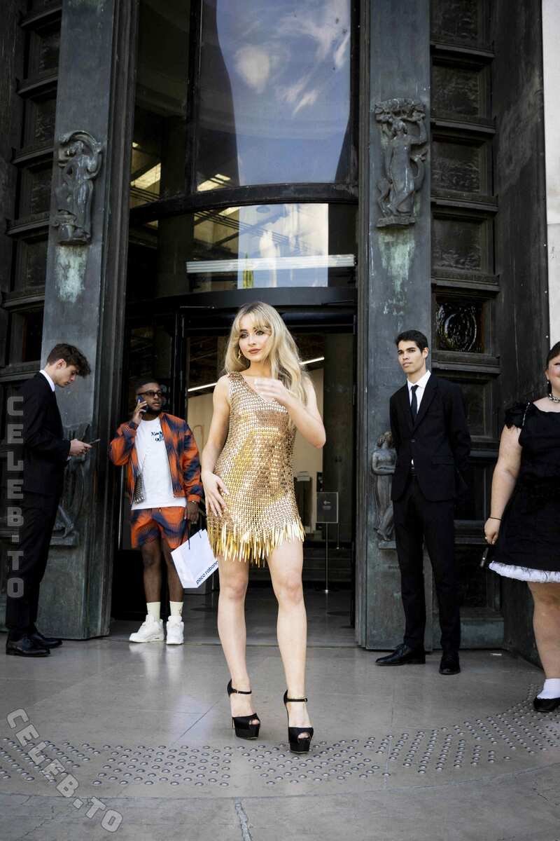 Sabrina Carpenter Nude Behind-The-Scenes Tour Photos Released