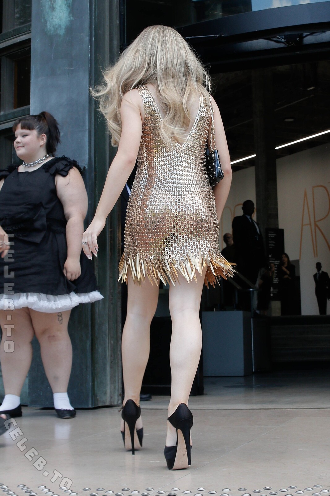 Sabrina Carpenter Sexy (4 Photos)