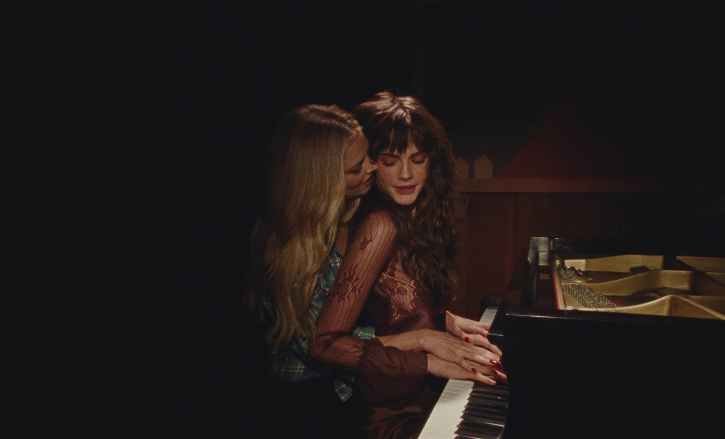 Samara Weaving butts