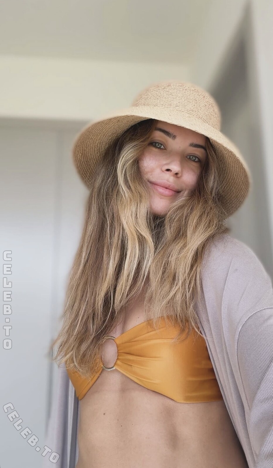 Sandra Kubicka hands