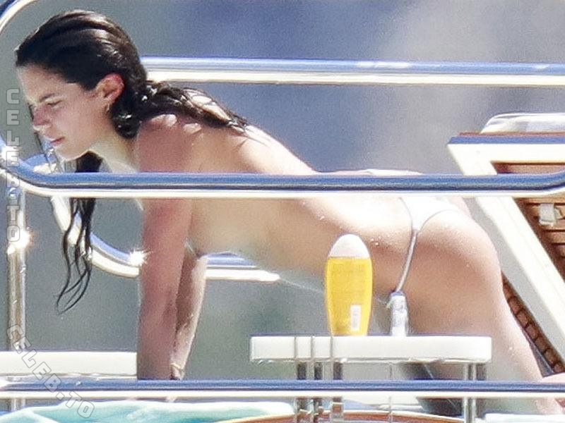 Sara Sampaio butts