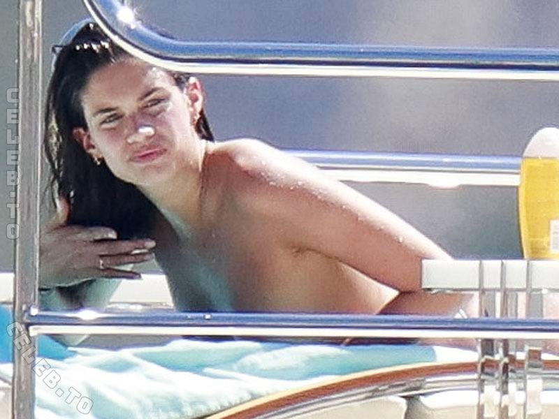 Sara Sampaio butts