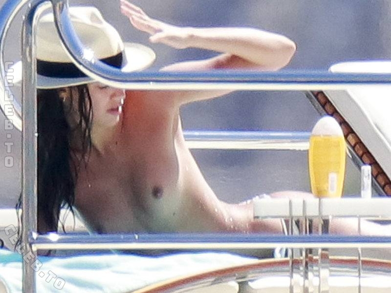 Sara Sampaio butts