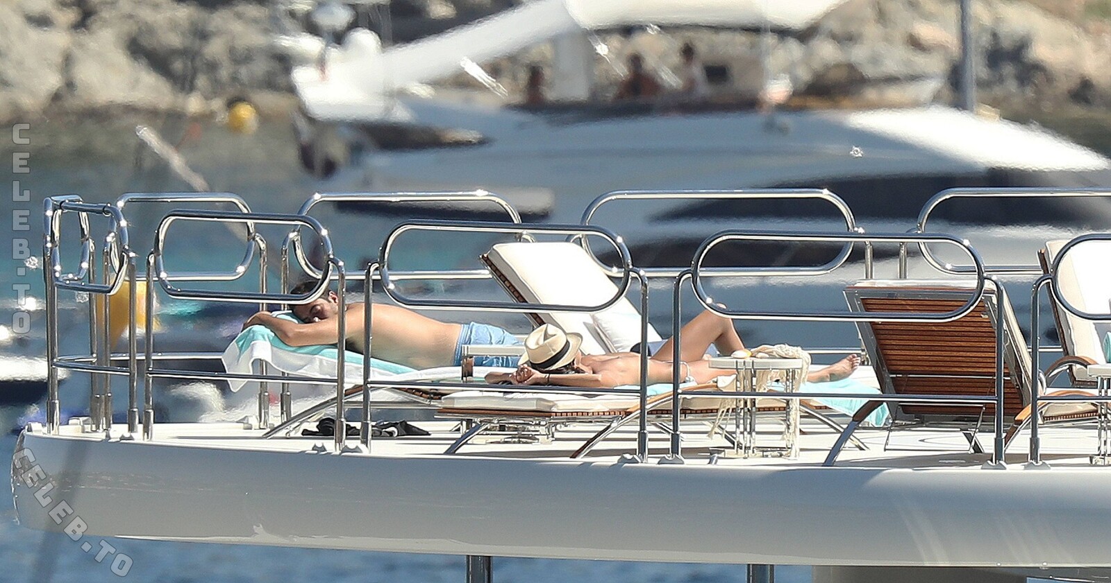 Sara Sampaio hands