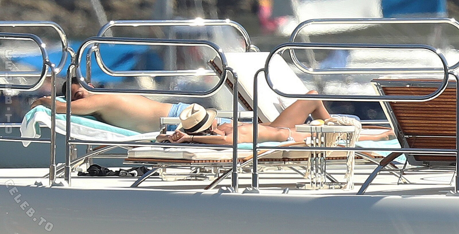 Sara Sampaio hands