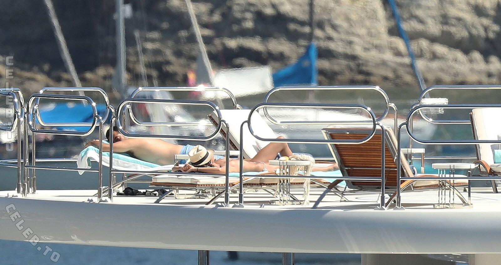 Sara Sampaio hands