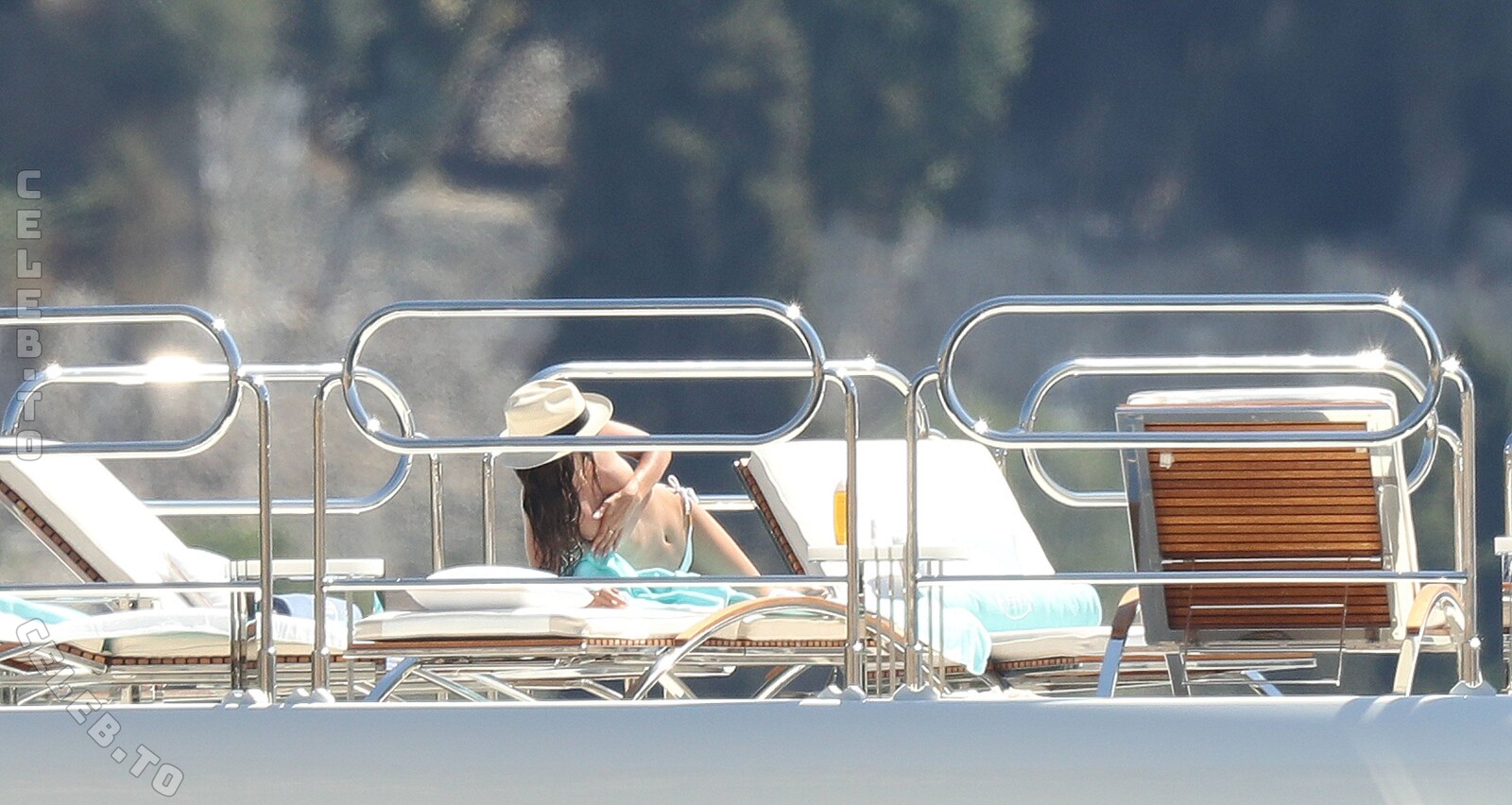 Sara Sampaio hands