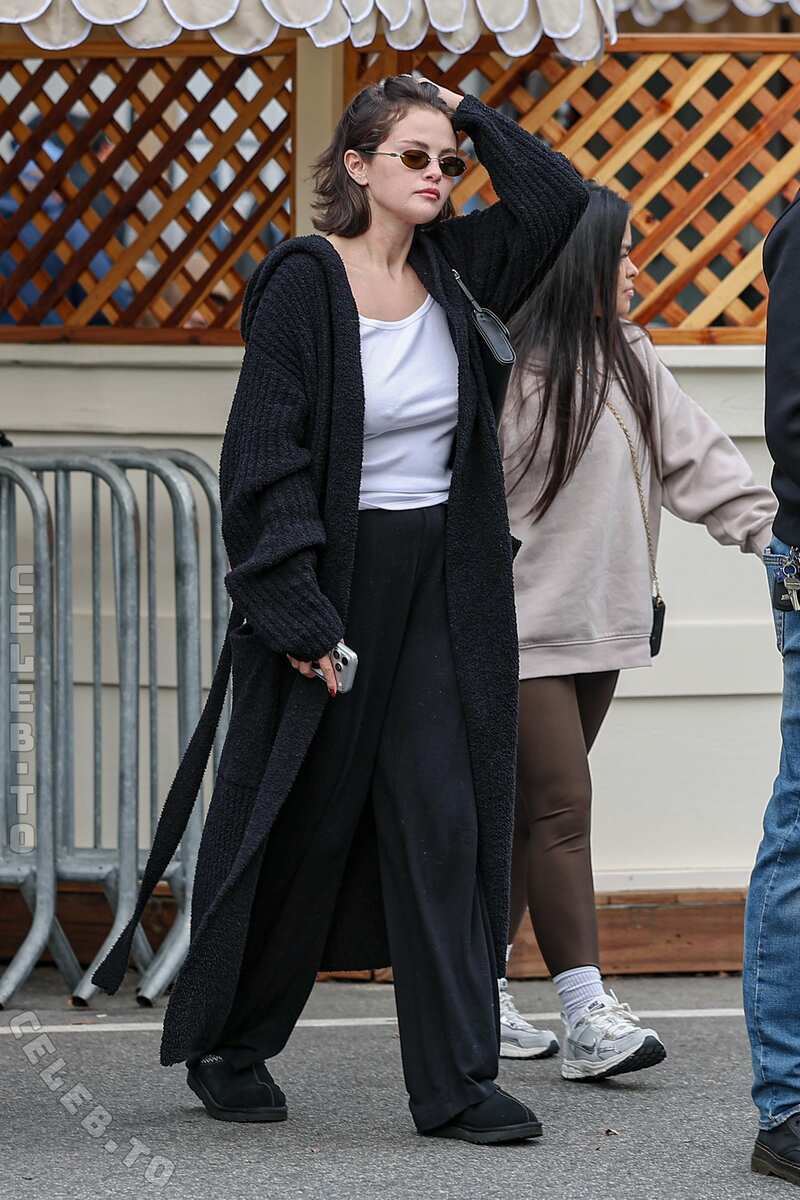 Selena Gomez legs