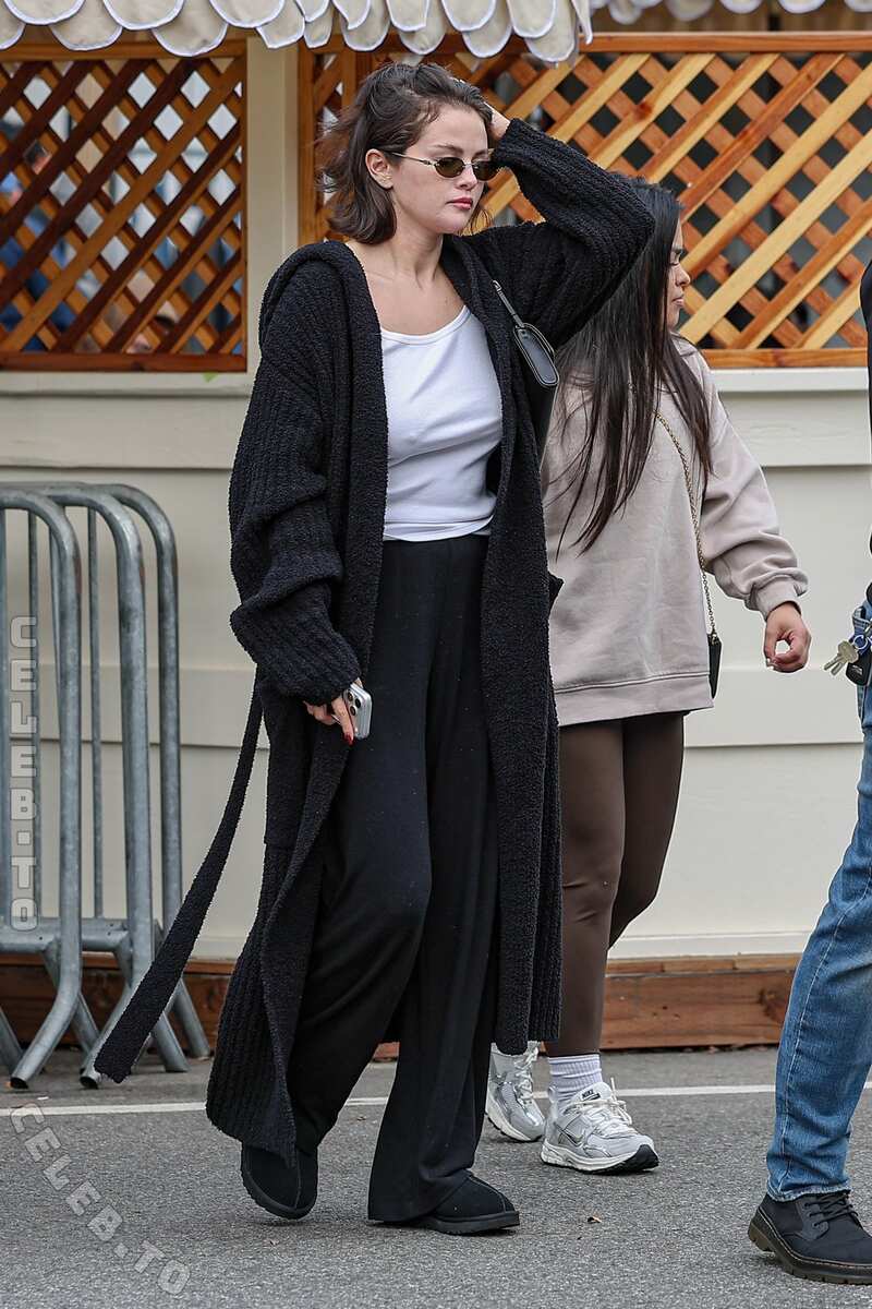 Selena Gomez legs