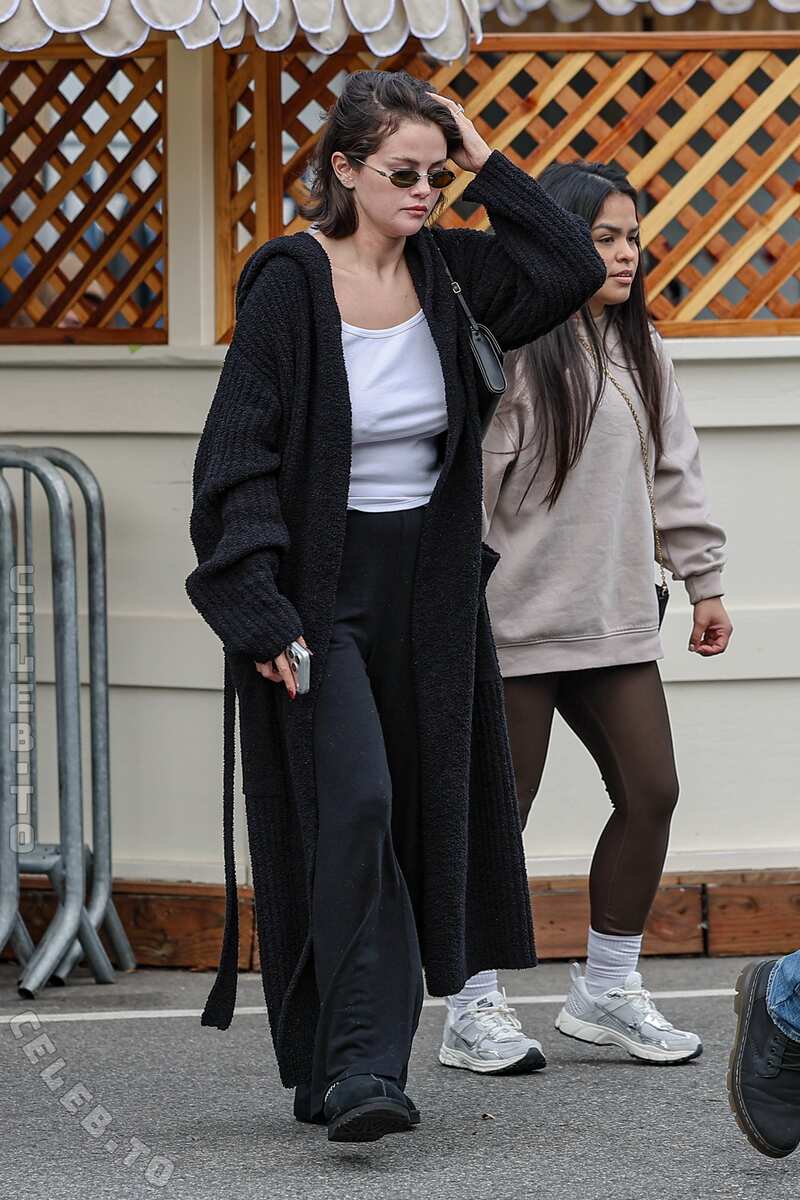 Selena Gomez legs