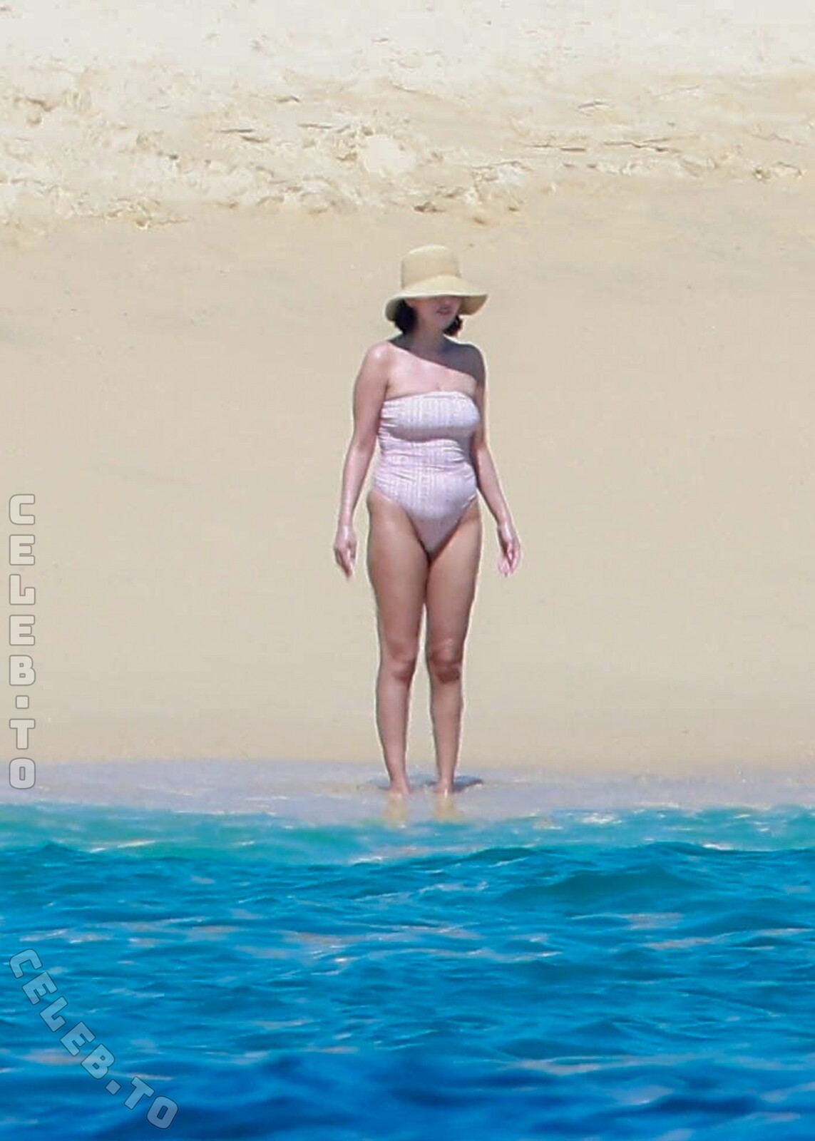 Selena Gomez legs
