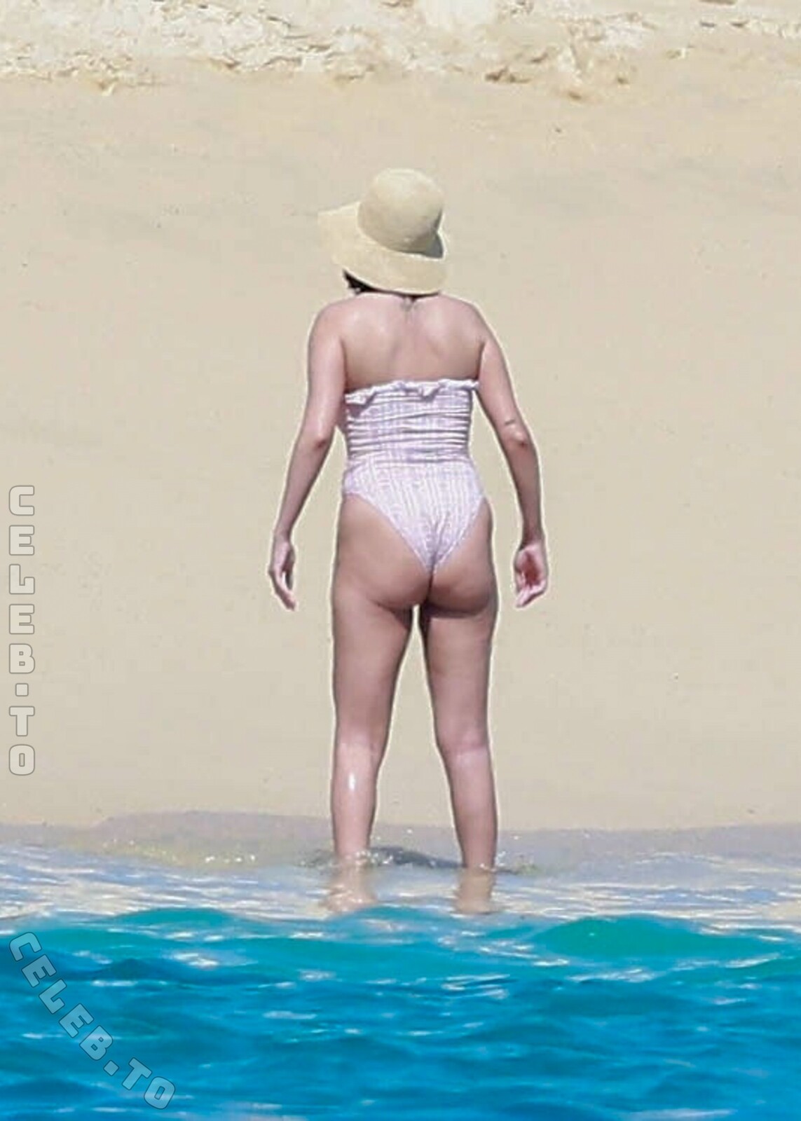 Selena Gomez legs