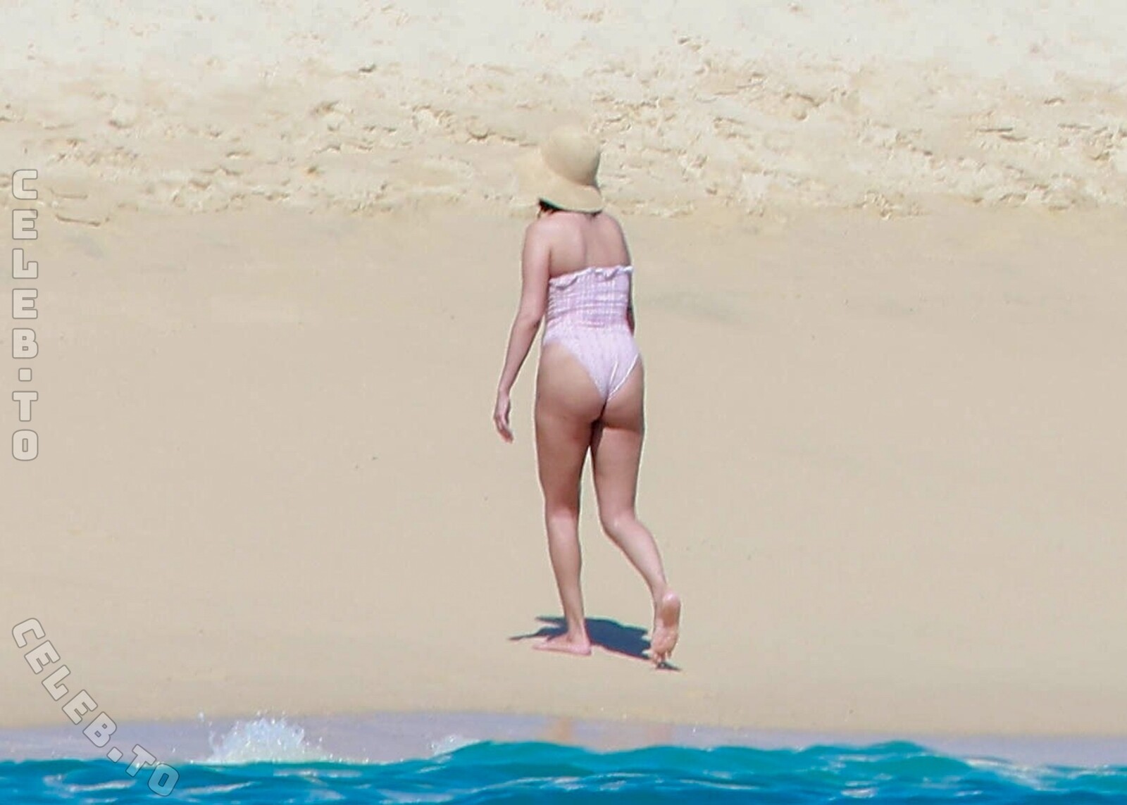 Selena Gomez legs
